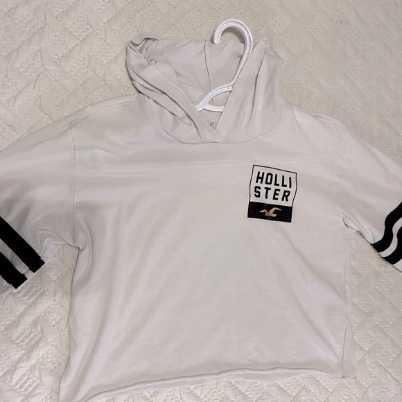 Hollister Cropped Long Sleeve Shirt With Hoodie - Picture 3 of 3